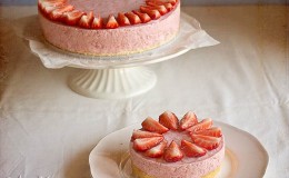 imagen de tarta de queso y fresas