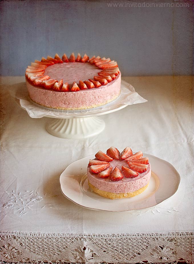 imagen de tarta de queso y fresas
