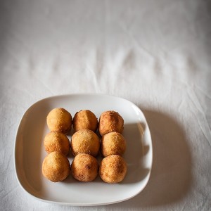 Croquetas de queso y setas con manga pastelera