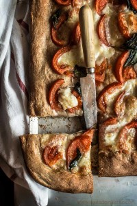 Masa de pizza integral. Pizza de tomate y albahaca - Recetas de Miriam  García / El invitado de invierno