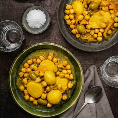 Tajine marroquí vegetariano de patatas y garbanzos