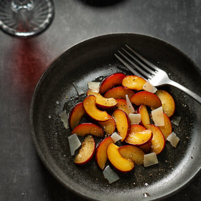 Ensalada de ciruelas con queso y pimienta negra