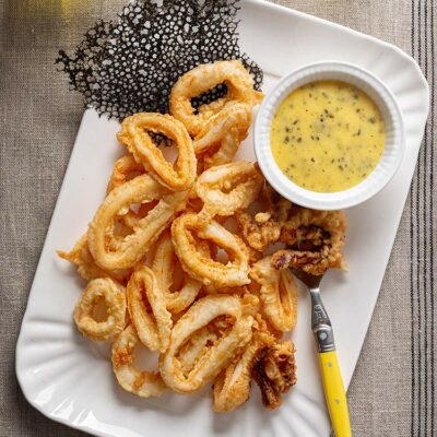 Calamares rebozados con mayonesa de algas