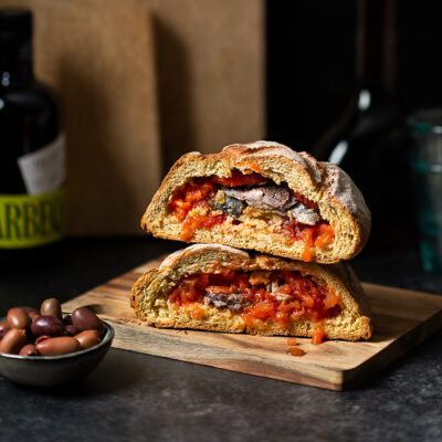 Clotxa, bocadillo tradicional de tomate y sardinas