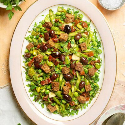 Ensalada de habas y guisantes frescos estilo panzanella